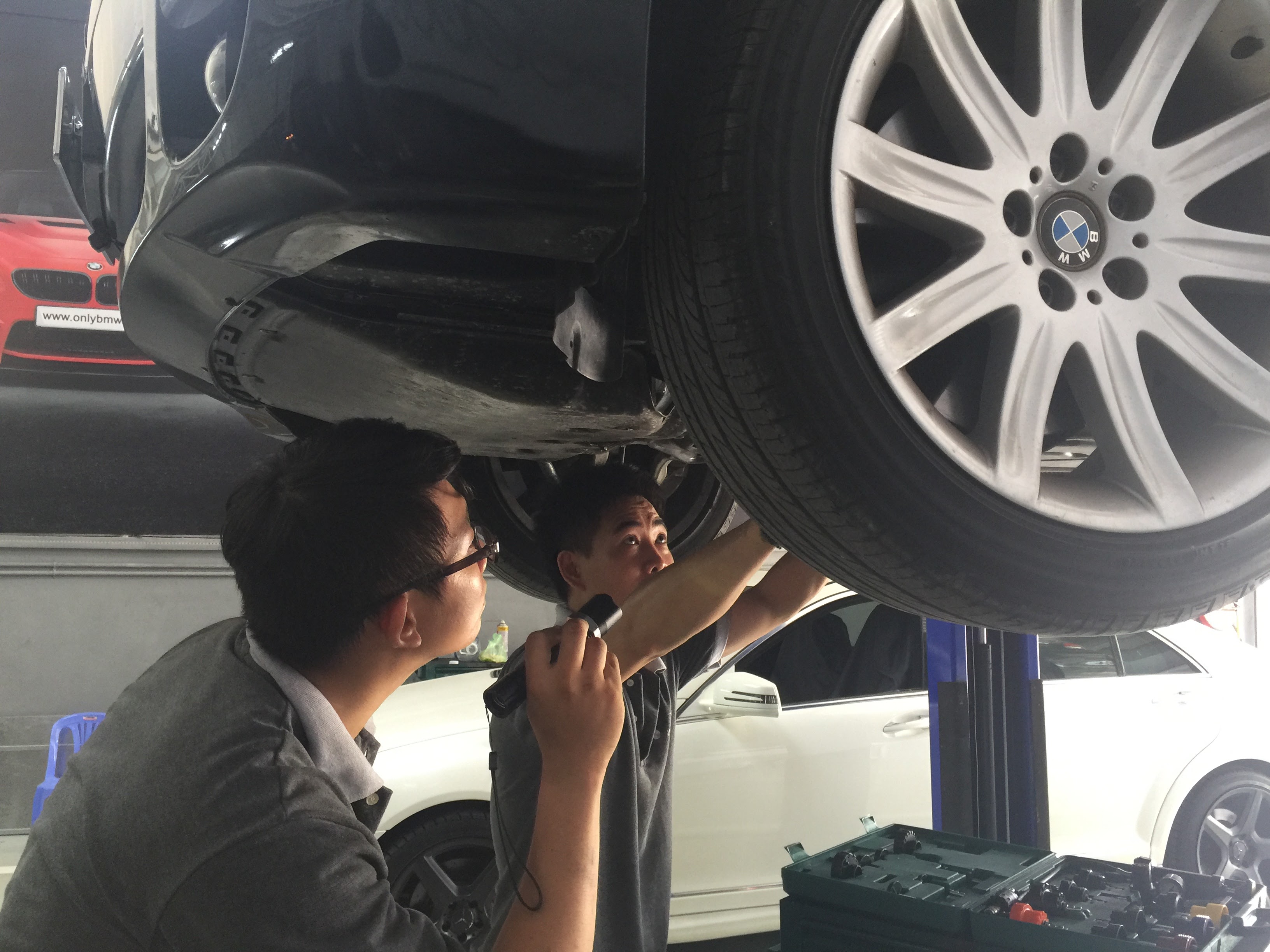 Garage chuyên bảo dưỡng và sửa chữa BMW